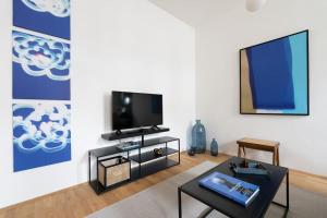 Glam 1BR Suite, Easy City Path by HM的电视和/或娱乐中心