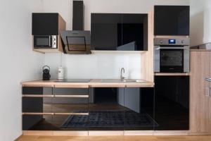 Glam 1BR Suite, Easy City Path by HM的厨房或小厨房