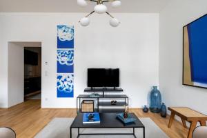 Glam 1BR Suite, Easy City Path by HM的电视和/或娱乐中心