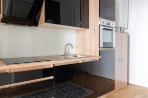 Glam 1BR Suite, Easy City Path by HM的厨房或小厨房
