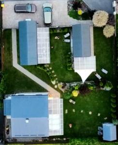 una vista aerea di un edificio con un'auto in un cortile di Tiny House Olivia a Liptovský Hrádok