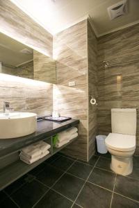 ein Bad mit einem Waschbecken und einem WC in der Unterkunft Huang Shin Business Hotel-Shang An in Taichung