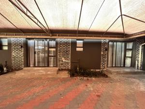 Muka bangunan atau pintu masuk Khayalethu Guest House