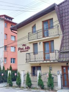 een gebouw met een bord dat leest was voor het einde bij Vila Foc Alb Apartamente-Busteni in Buşteni