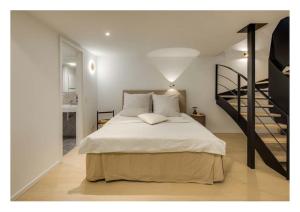 una camera con un grande letto e una scala di Breakfast at Tiffany's a Monaco