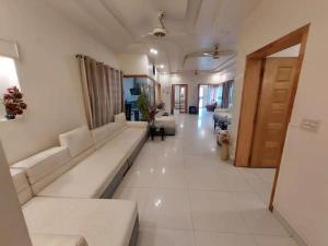 ein großes Wohnzimmer mit Sofas und einem Flur in der Unterkunft 5 Bedrooms furnished separate upper portion house in DHA Phase 4, Lahore in Lahore
