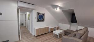 a living room with a couch and a table at APARTAMENTO Temple I in Ponferrada