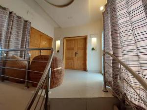 una habitación con escalera y una habitación con puerta en 5 Bedrooms furnished separate upper portion house in DHA Phase 4, Lahore, en Lahore