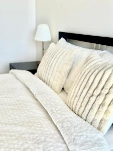 a white bed with white sheets and pillows at Fully Equipped 3BR-Townhouse in Northfield