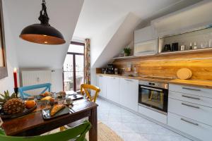 a kitchen with a table and a dining room at Schloßberg-Domizil mit Weitblick - Arbeitsplatz, Balkon, Netflix, Badewanne & Yogamatte in Chemnitz