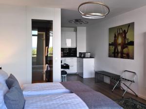een slaapkamer met een bed en een keuken bij Rheinblick Apartments in Keulen