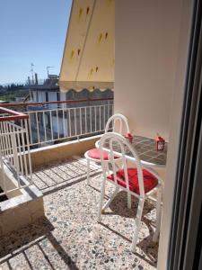 ein Paar Stühle auf einem Balkon in der Unterkunft Διαμερισμα 77τ.μ in Sparta