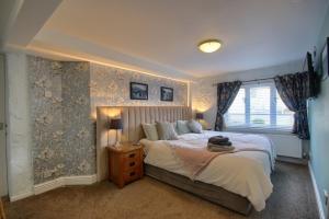 een slaapkamer met een groot bed en een raam bij Smugglers Luxury Accommodation in Sheringham