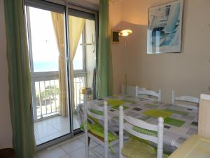 een eetkamer met een tafel en stoelen en een raam bij Vue superbe sur la Belle Bleue avec 2 chambres in Saint-Cyprien