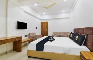 a bedroom with a bed and a tv in a room at Hotel Palace in Chandrapur