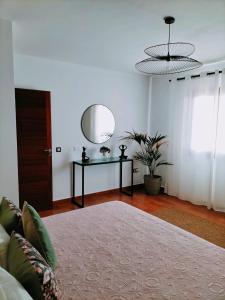 a living room with a bed and a mirror at Villa Tahoyo - Disfruta con la familia en un entorno tranquilo in Máguez