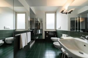 A bathroom at Hotel Buonconsiglio Még 29 kép