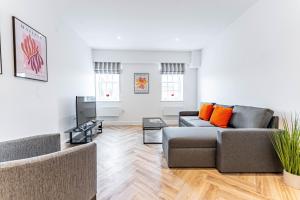 sala de estar con sofá y mesa en Wellington House by Celador Apartments en Reading