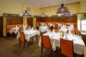 A restaurant or other place to eat at Graben Hotel