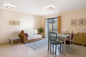 a living room with a table and a couch at Forum T0 Plus in Ilhéu do Gorgulho