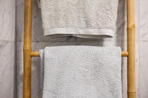 three towels are hanging on a towel rack at Forum T0 Plus in Ilhéu do Gorgulho +13 photos