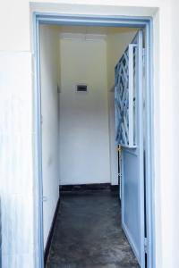 einen Flur mit einer Tür, die in ein Zimmer führt in der Unterkunft Rhoja homes in Ruhengeri