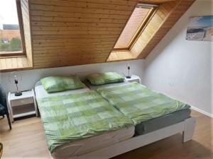 1 dormitorio con 1 cama con 2 almohadas en Wattkieker, en Dornum