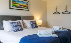 um quarto com uma cama com toalhas em Pomeroy em Spilsby