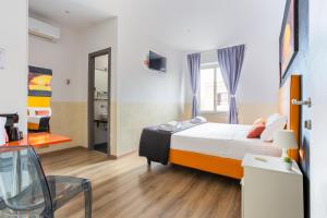 ein Schlafzimmer mit einem Bett und einem Glastisch in der Unterkunft Roma Vatican in Rom