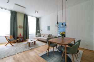 Χώρος καθιστικού στο Vogue 2BR Suite, Near City Pulse by HM
