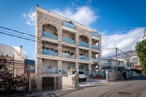 een bakstenen gebouw met ramen aan een straat bij Mila & Aleksandr Apartments in Budva