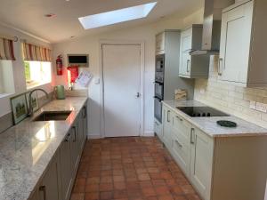 Η κουζίνα ή μικρή κουζίνα στο Amesbury Newport, Pembrokeshire