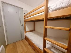 Zimmer mit 2 Etagenbetten und einem Schrank in der Unterkunft Andromede - 90 - Appart renove 6 pers in Les Deux Alpes