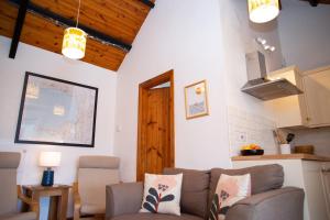 un soggiorno con divano e cucina di Bay Cottage Little Haven a Little Haven