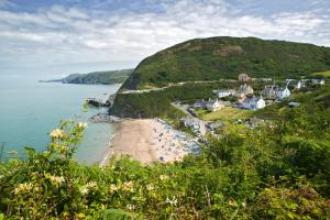 a view of a beach with a group of people at The Hideaway Aberporth in Troedyraur