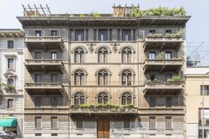 um edifício antigo com plantas em cima dele em Household Settembrini em Milão