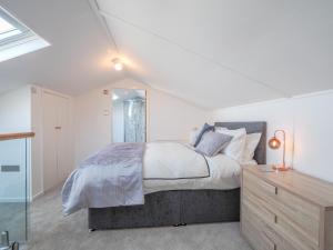 Un pat sau paturi într-o cameră la Hiraul Aberporth