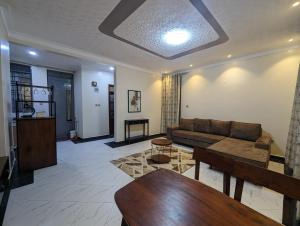 - un salon avec un canapé et une table dans l'établissement La Dolce Vita, à Kampala