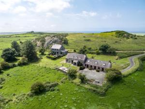 uma vista aérea de uma grande casa num campo verde em Y Bwthyn St Nicholas em Saint Nicholas