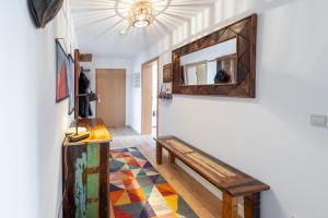 a hallway with a bench and a mirror on the wall at Schloßberg-Domizil mit Weitblick - Arbeitsplatz, Balkon, Netflix, Badewanne & Yogamatte in Chemnitz