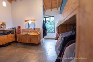 1 dormitorio con cama, lavabo y espejo en Utopia Casas Boutique en Oaxaca de Juárez
