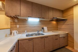 Een keuken of kitchenette bij New Open 天神橋筋六丁目駅徒歩1分 バーカウンター付き一軒家 天満居酒屋街徒歩3分 梅田 難波10分