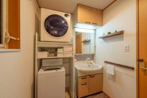 Een keuken of kitchenette bij New Open 天神橋筋六丁目駅徒歩1分 バーカウンター付き一軒家 天満居酒屋街徒歩3分 梅田 難波10分