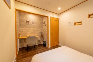 Een bed of bedden in een kamer bij New Open 天神橋筋六丁目駅徒歩1分 バーカウンター付き一軒家 天満居酒屋街徒歩3分 梅田 難波10分