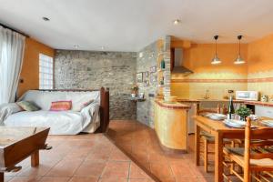 A kitchen or kitchenette at Casa Puig Rom 45 Roses - Immo Barneda