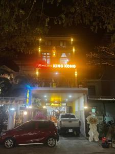 - deux voitures garées en face d'un bâtiment king-size à Hong Kong la nuit dans l'établissement King Kong Homestay Hoi An, à Hội An