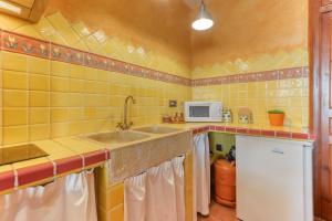 A kitchen or kitchenette at Casa Puig Rom 45 Roses - Immo Barneda