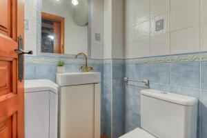 A bathroom at Casa Puig Rom 45 Roses - Immo Barneda