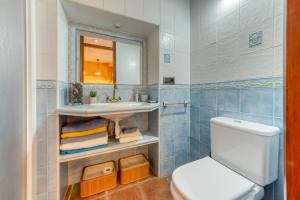 A bathroom at Casa Puig Rom 45 Roses - Immo Barneda