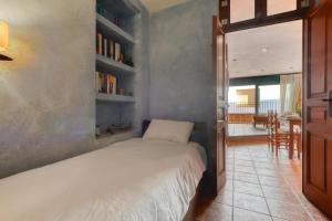 A bed or beds in a room at Casa Puig Rom 45 Roses - Immo Barneda